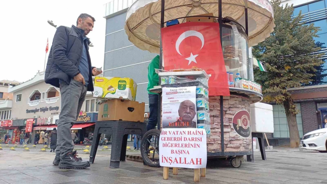 Simitçi, Fethullah Gülen'in ölümünü tatlı dağıtarak kutladı