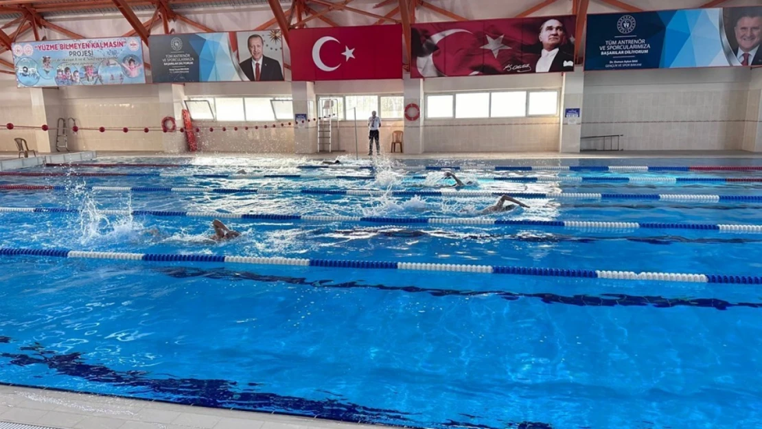 Sporcular şampiyon olmak için kulaç attı