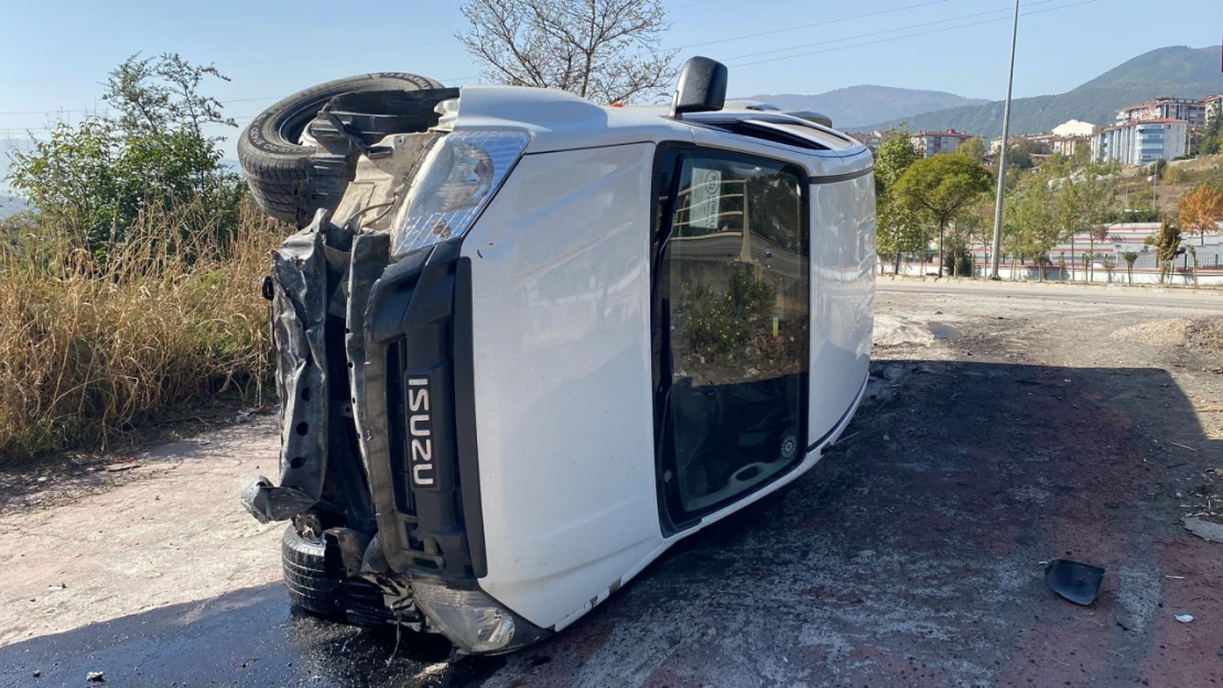 Sürücüsünün direksiyon hakimiyetini kaybettiği kamyonet yan yattı