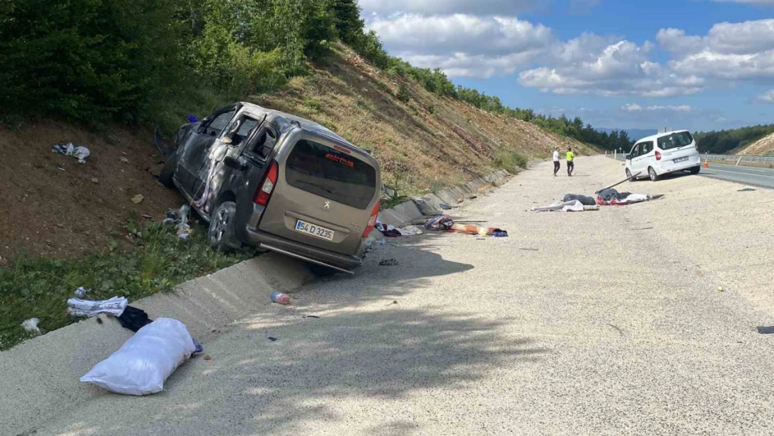 Takla atan hafif ticari araç 30 metre sürüklendi: 3'ü çocuk 5 yaralı