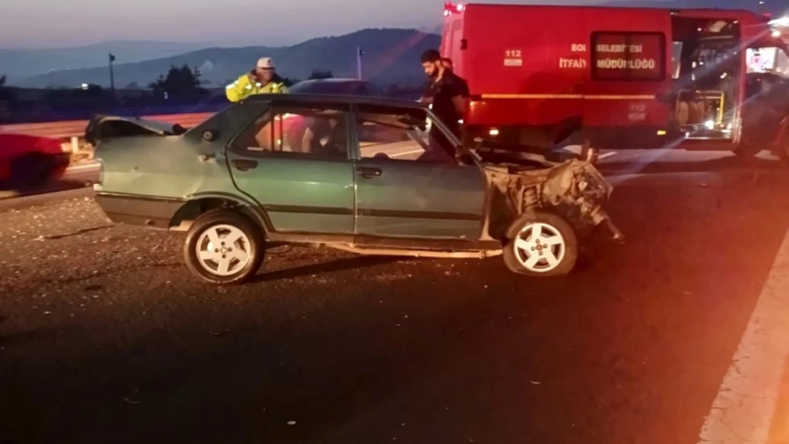 TEM'de bariyerlere çarpan otomobil hurdaya döndü: 1 yaralı