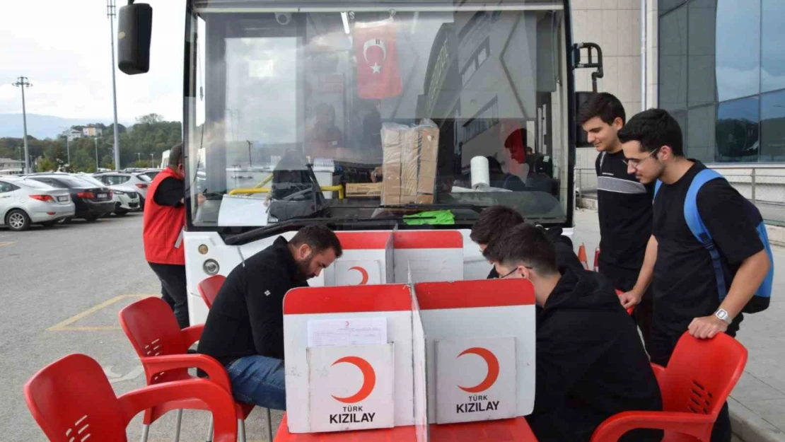 Tıp Fakültesi hastanesi çalışanları ve öğrencilerden kan bağışı