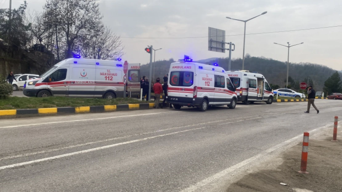 Tır sürücüsü depremzedeleri taşıyan araca çarptı 7 yaralı   