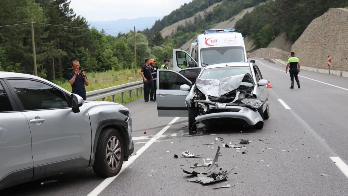 U dönüşü yapmaya çalışırken kazaya sebep oldu: 3'ü çocuk 5 yaralı