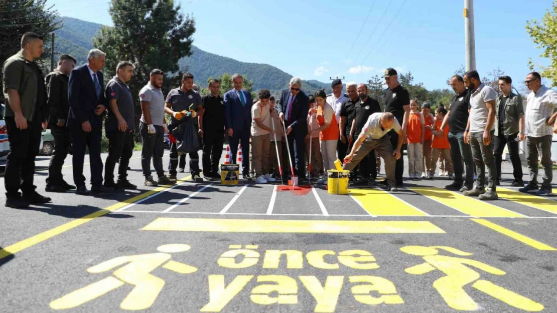 Vali Aslan öğrencilerle boya yaptı