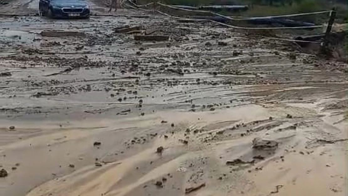 Yağış sonrası çamur yola aktı, temizleme çalışması başlatıldı