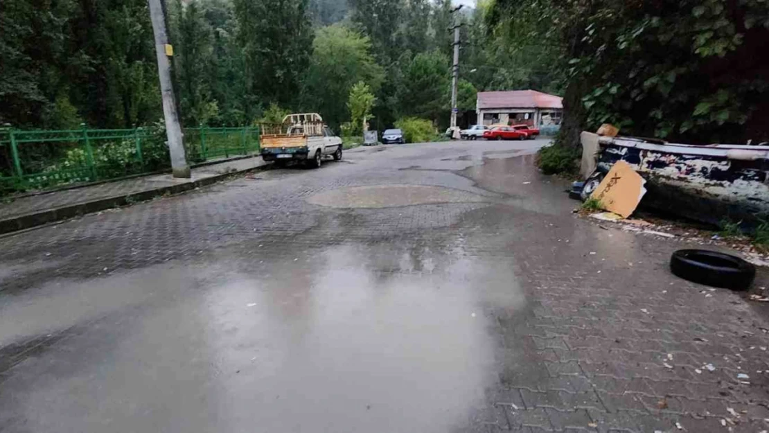 Yağmur sonrası yollar göle döndü