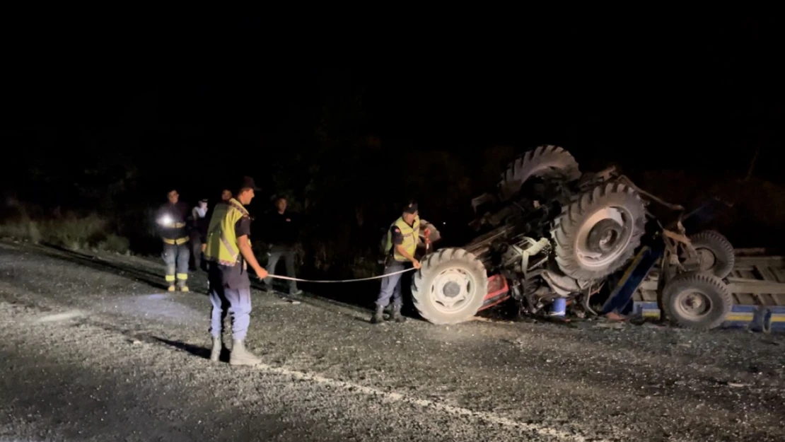 Yolcu otobüsü traktöre çarptı: 3'ü ağır 6 yaralı