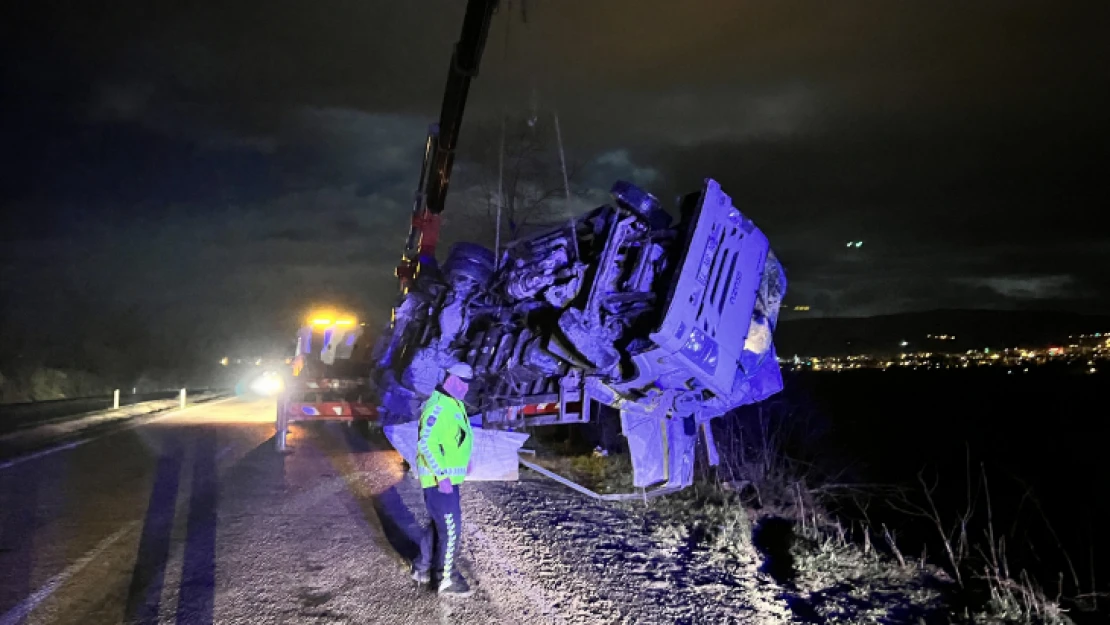 Yoldan çıkan kamyonet tarlaya uçtu