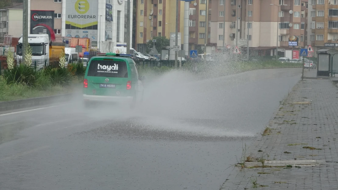 Yollar göle döndü