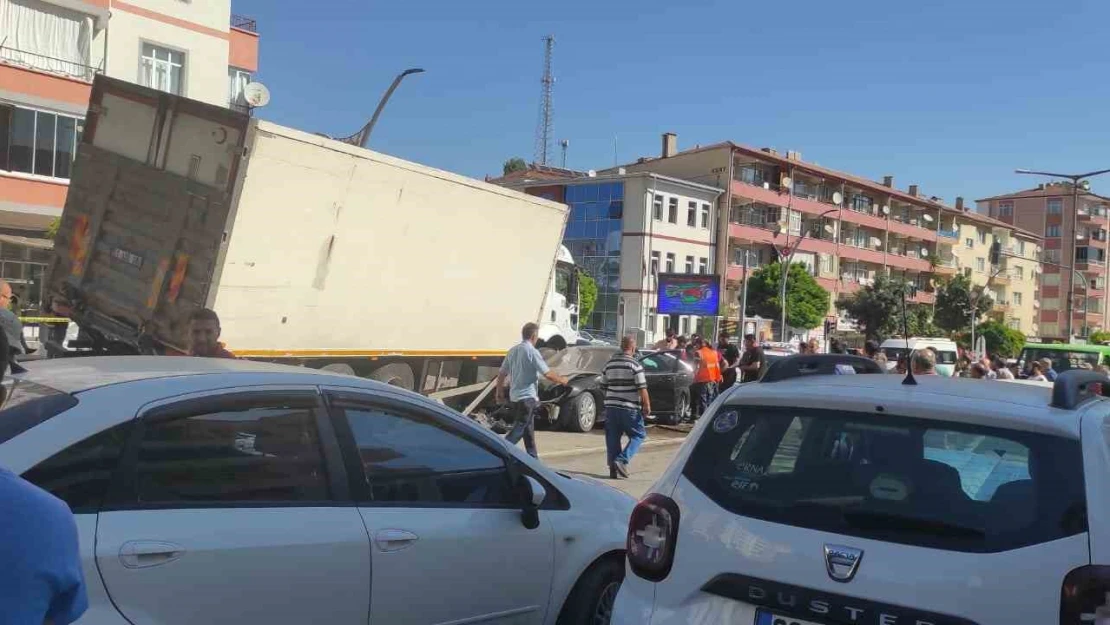 Freni patlayan kamyon 8 araca çarptı, 3 kişi yaralandı