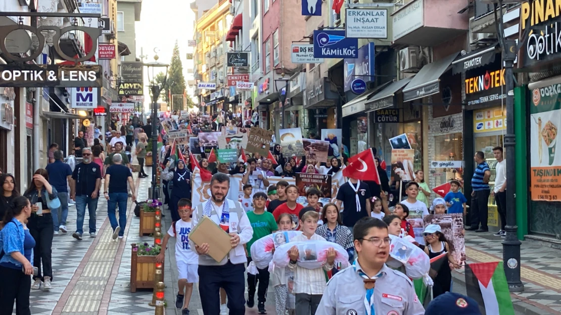 Yüzlerce kişi Filistin için yürüdü