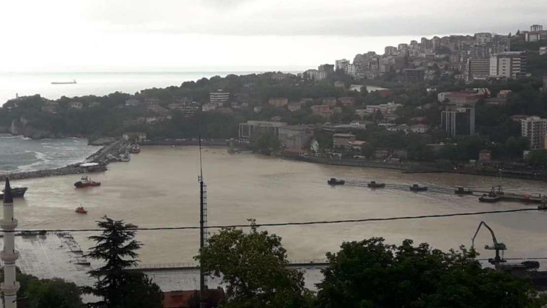 Zonguldak Limanı sarı renge döndü