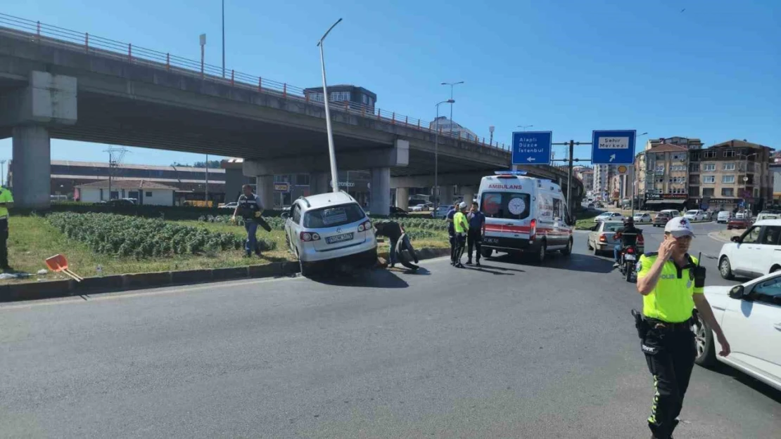 Zonguldak'ta otomobil direğe çarptı