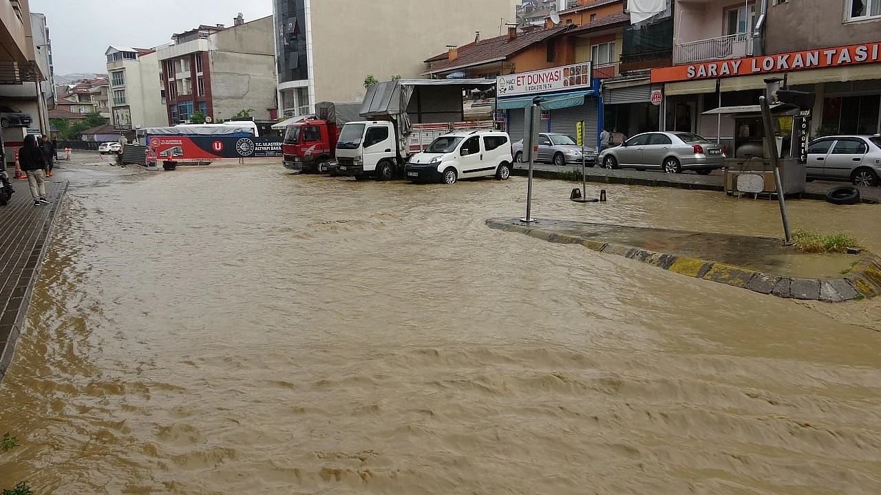 Yağmur Caddeleri Göle çevirdi