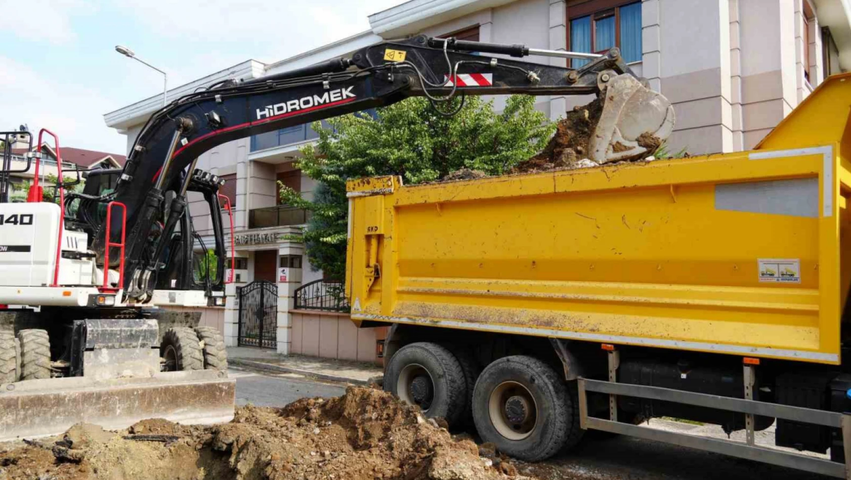 450 metre yağmur suyu hattı çekiliyor