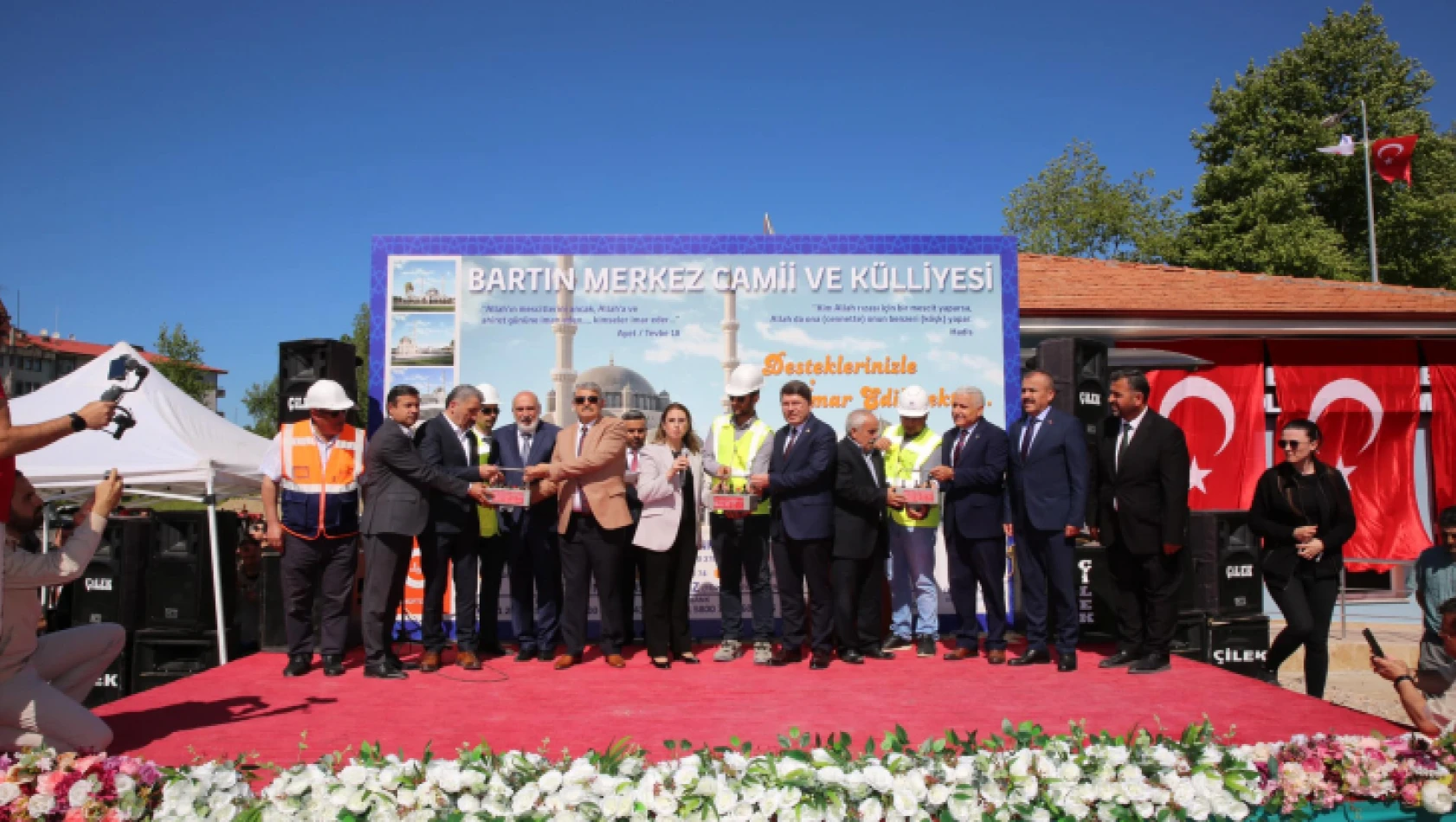 5 bin kişilik cami inşaatında temel atıldı