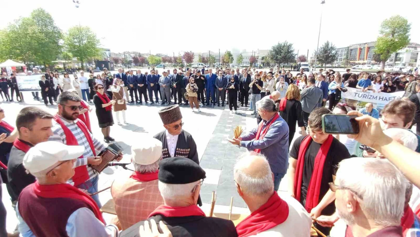 70'lik delikanlıların dansı ilgi çekti