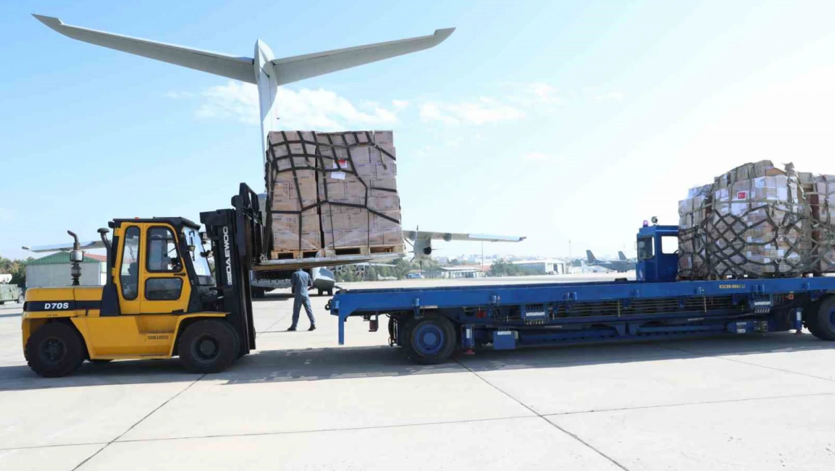 Bakan Koca: '4 uçak dolusu malzeme Mısır'a gönderilmeye başlandı'