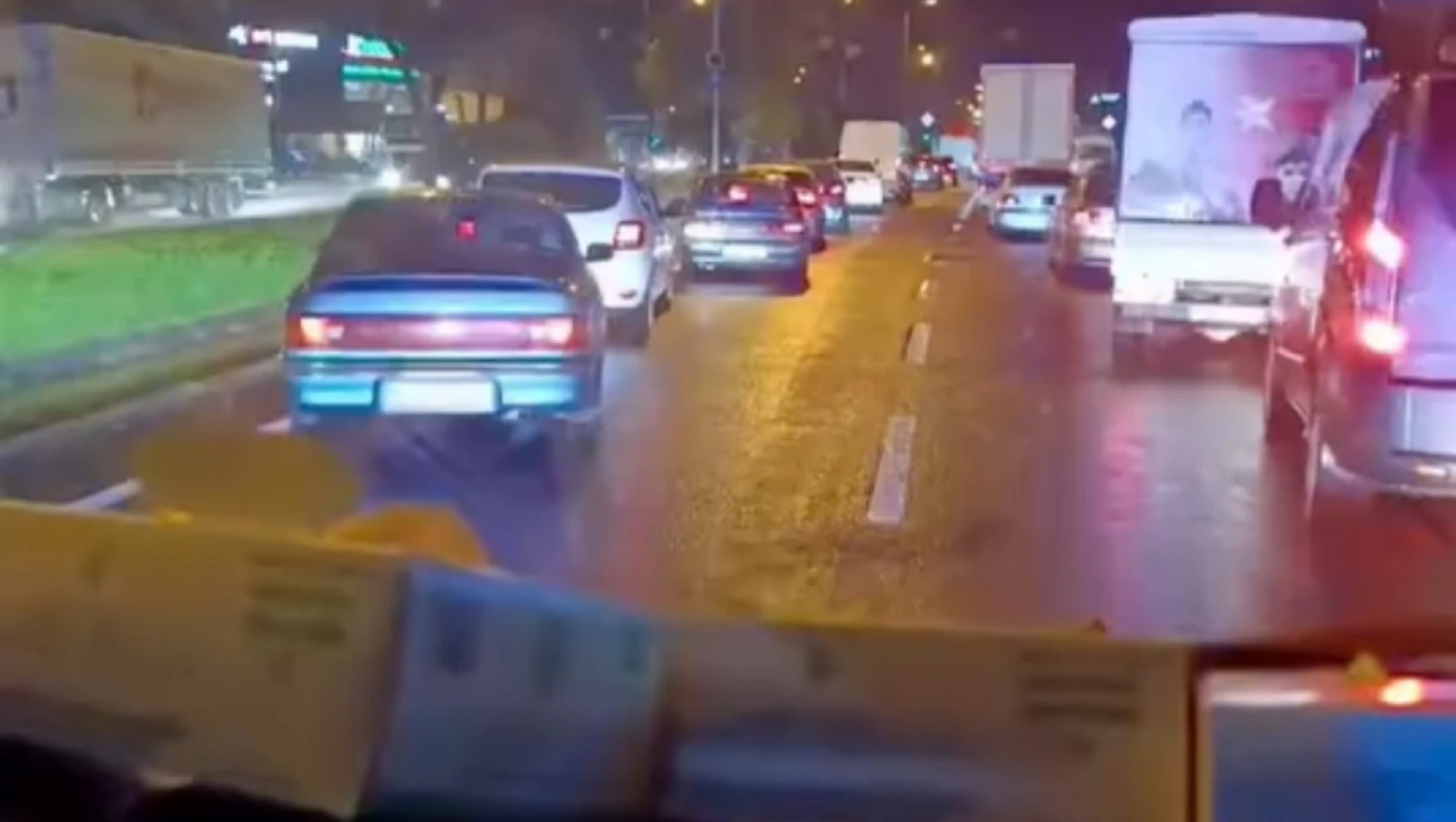 Düzce'de ambulansa fermuar sistemi ile yol verildi, o anlar kamerada