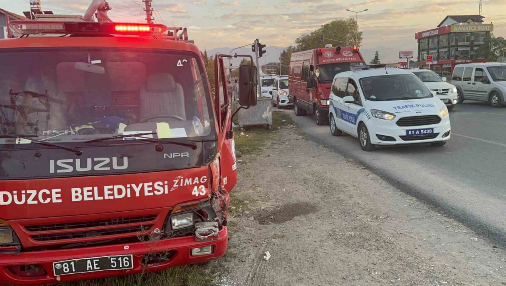 İtfaiye aracı ile kamyonet çarpıştı: 1 itfaiye eri yaralandı