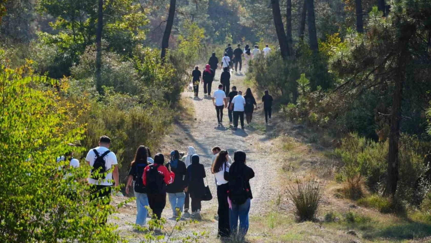 Gençler 8 kilometre yürüdü Türk Bayrağı açtı