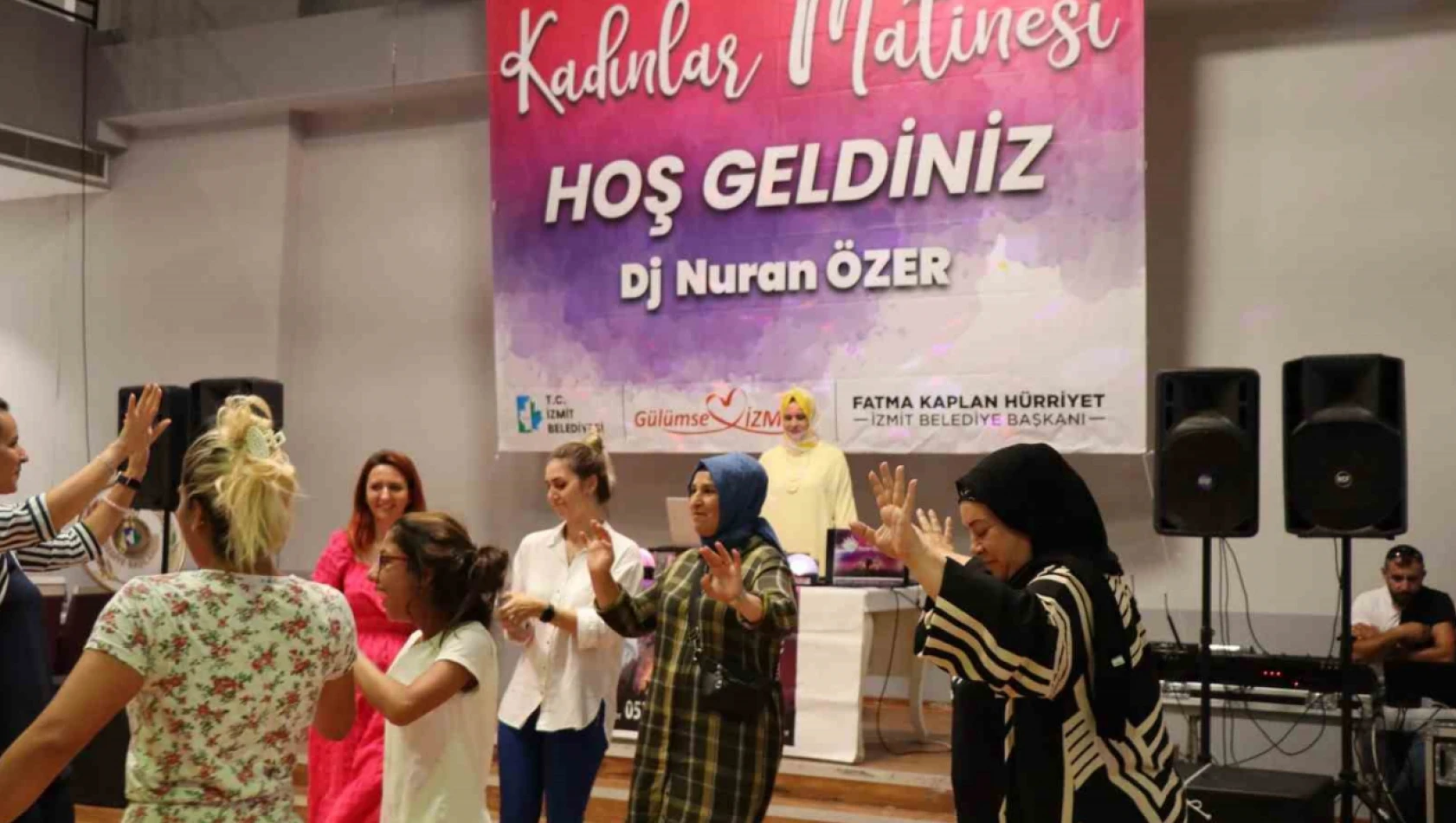 Kadınlar matinesinde buluşan kadınlar gönüllerince eğlendi