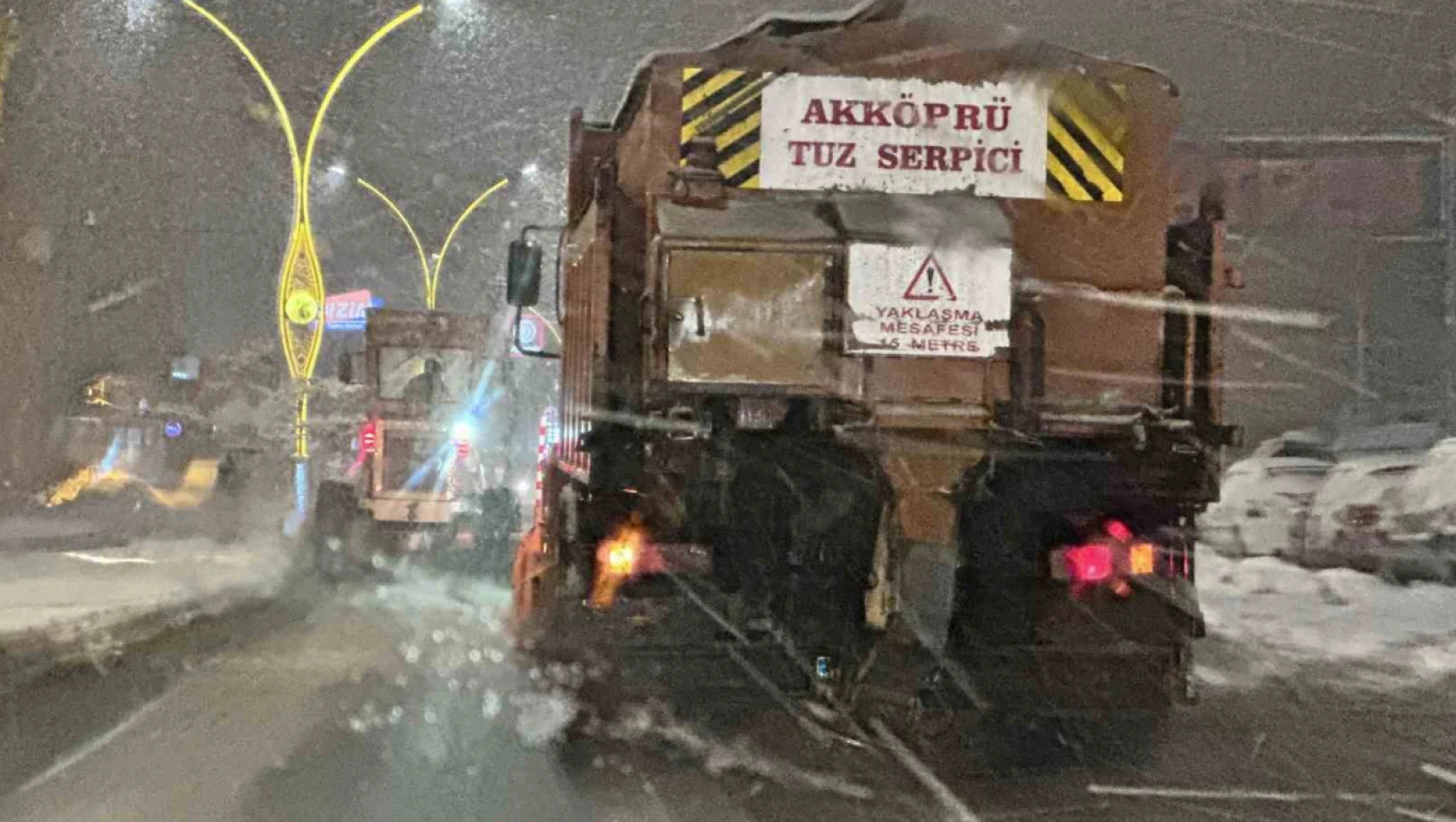 Kar yağışı Yüksekova-Esendere karayolunu ulaşıma kapattı