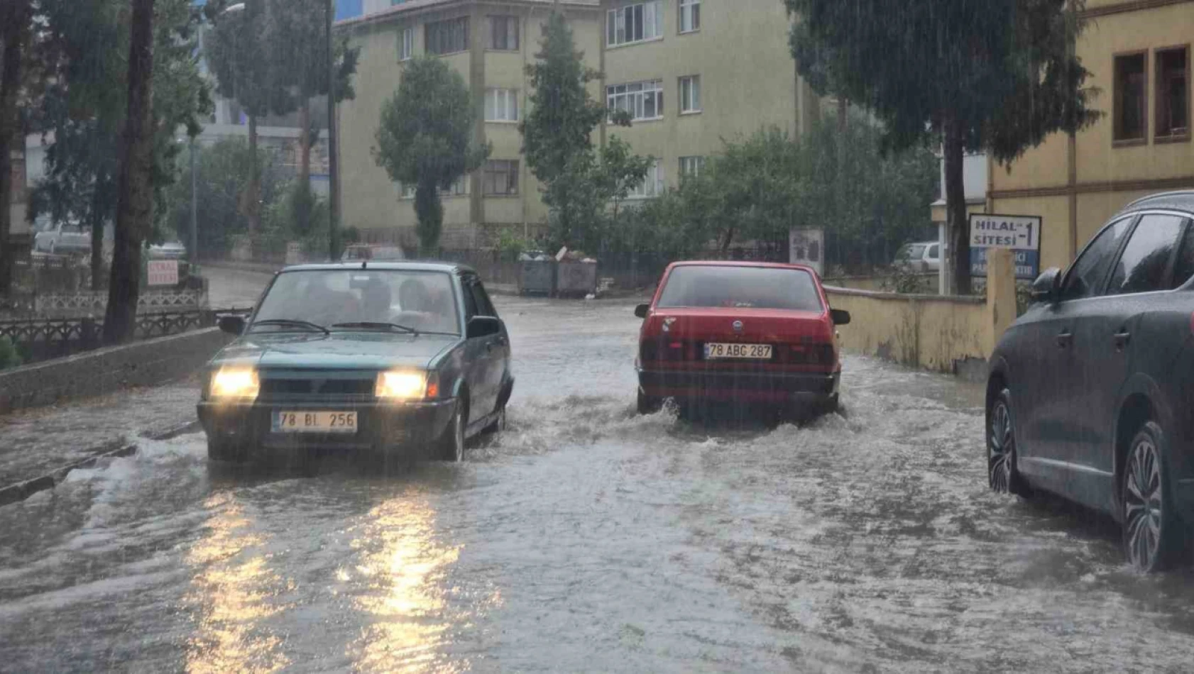 Sağanak hayatı felç etti, yollar dere yataklarına döndü