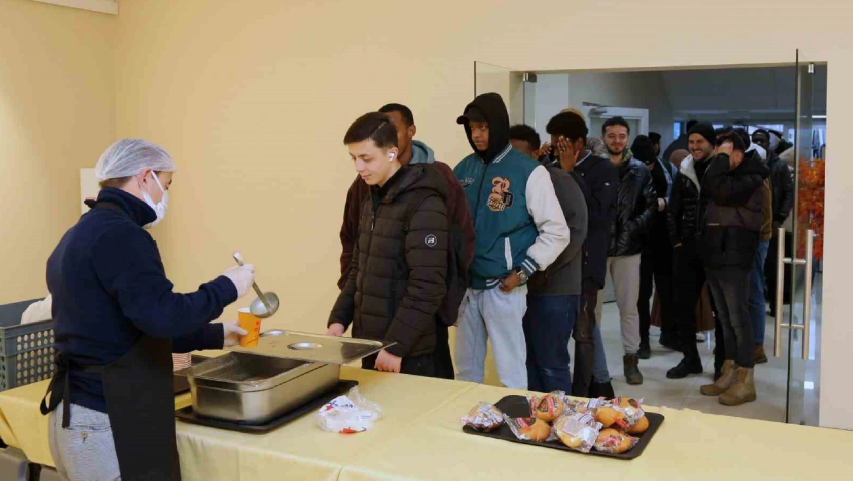 Karabük Üniversitesinde öğrencilere sıcak çorba ikramı