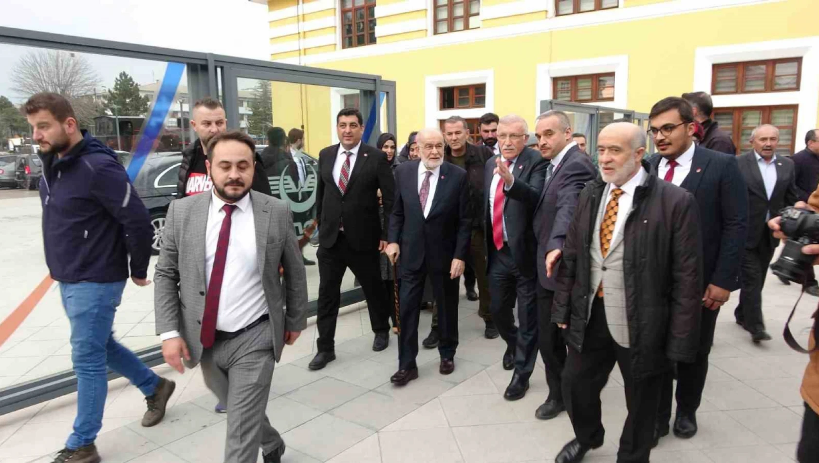 Karamollaoğlu, eleştirdiği hızlı trenle Ankara'ya geri döndü