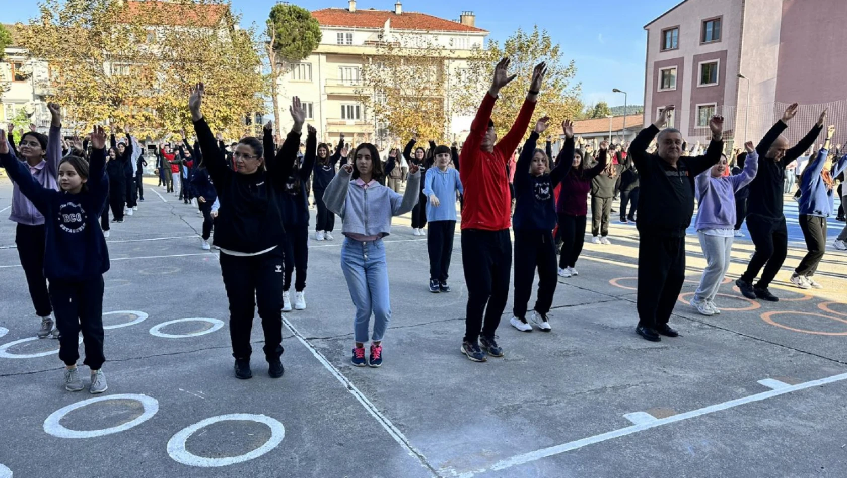 Öğrencilerin arasına karışıp spor yaptılar