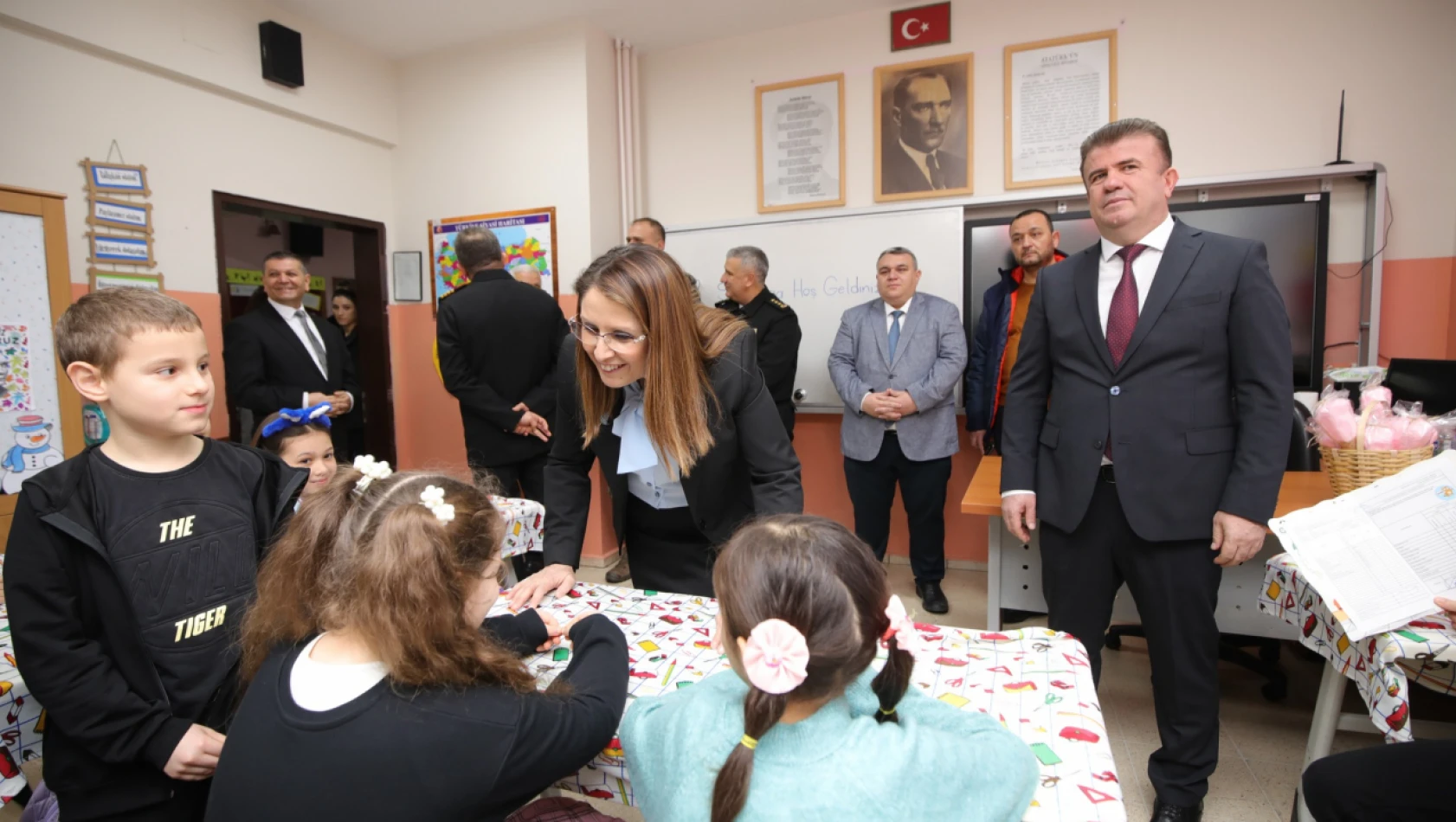 Öğrencilerin karne heyecanına ortak oldular