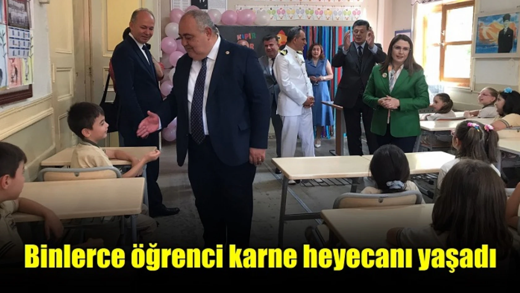 Öğrencilerin karne heyecanına ortak oldular