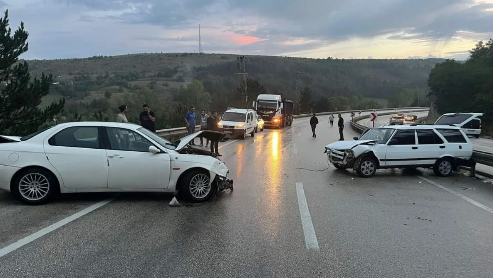 Otomobillerin kullanılmaz hale geldiği kazadan burunları bile kanamadan kurtuldular