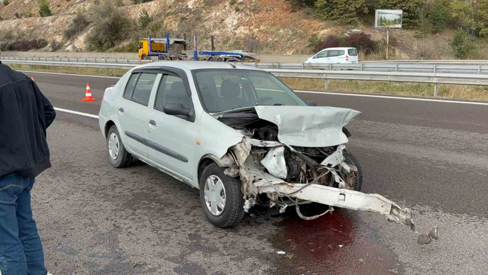 Otoyolda bariyerlere çarparak 30 metre sürüklendi