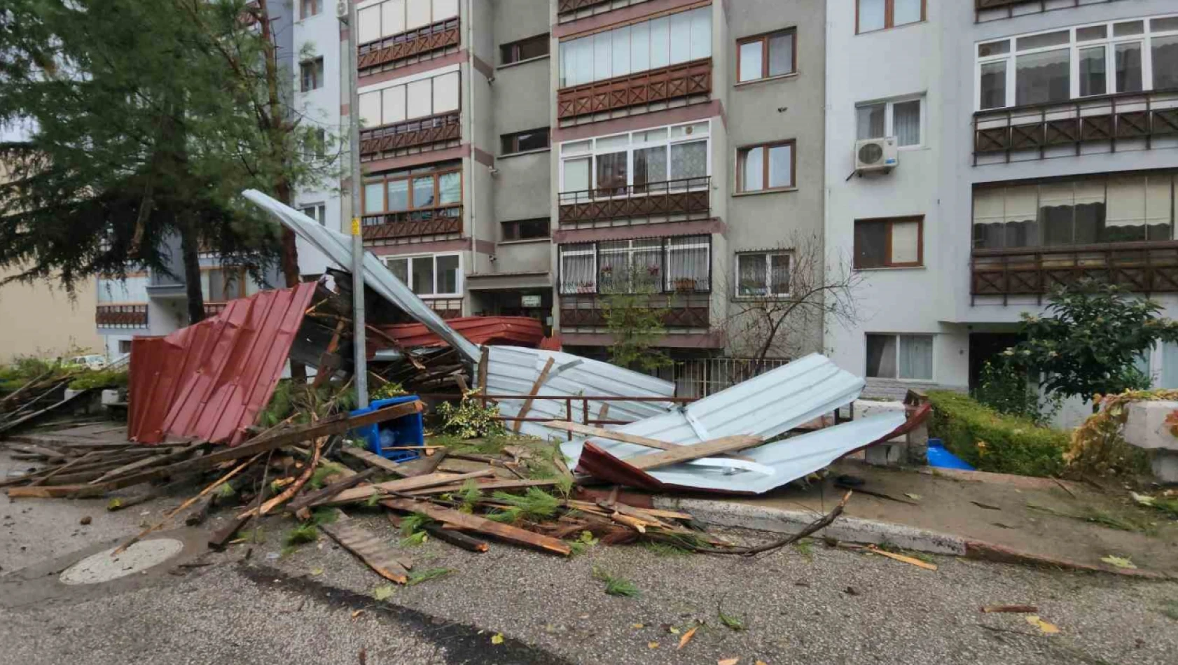 Şiddetli rüzgar ve fırtına, apartman çatılarını uçurup direkleri devirdi