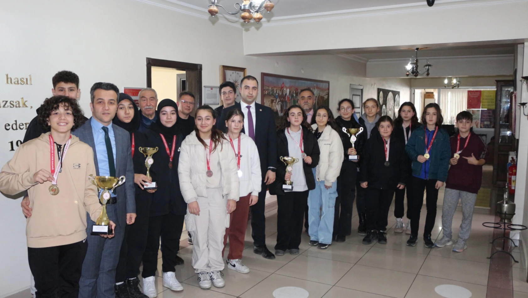 Turnuvaya damga vuran öğrenciler Kaymakam Kadiroğlu'nu ziyaret etti