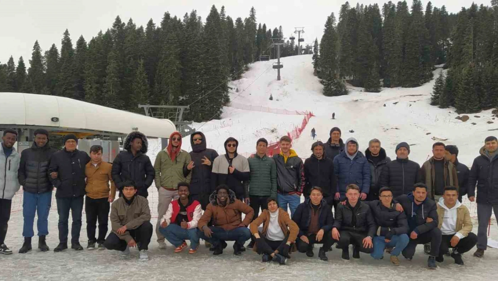 Üniversite öğrencileri Ilgaz Dağı'nda karın tadını çıkardı