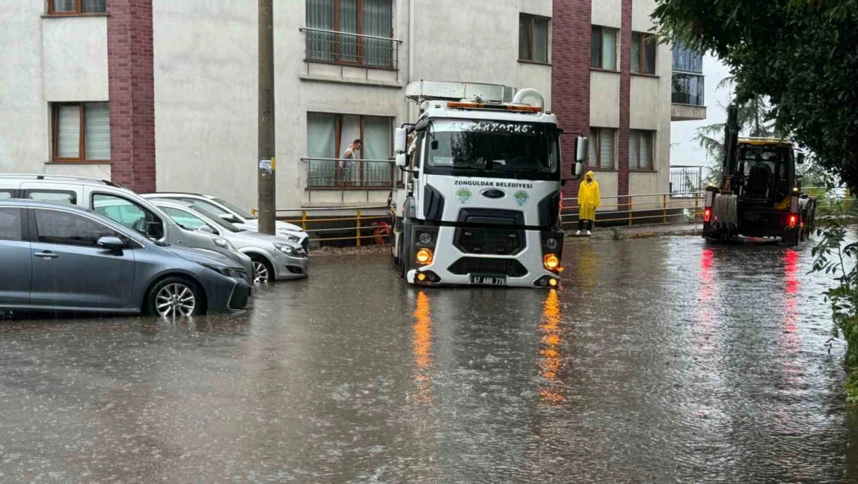 Yağış nedeniyle mazgal tıkandı, ekipler çalışma yaptı