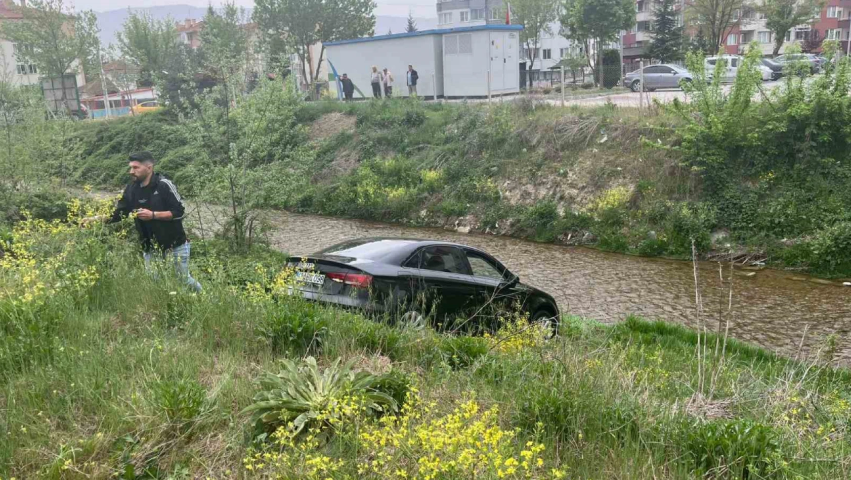 Yolunu kaybeden vatandaş gece su kanalına uçtu, sabah otomobilini kurtarmaya geldi