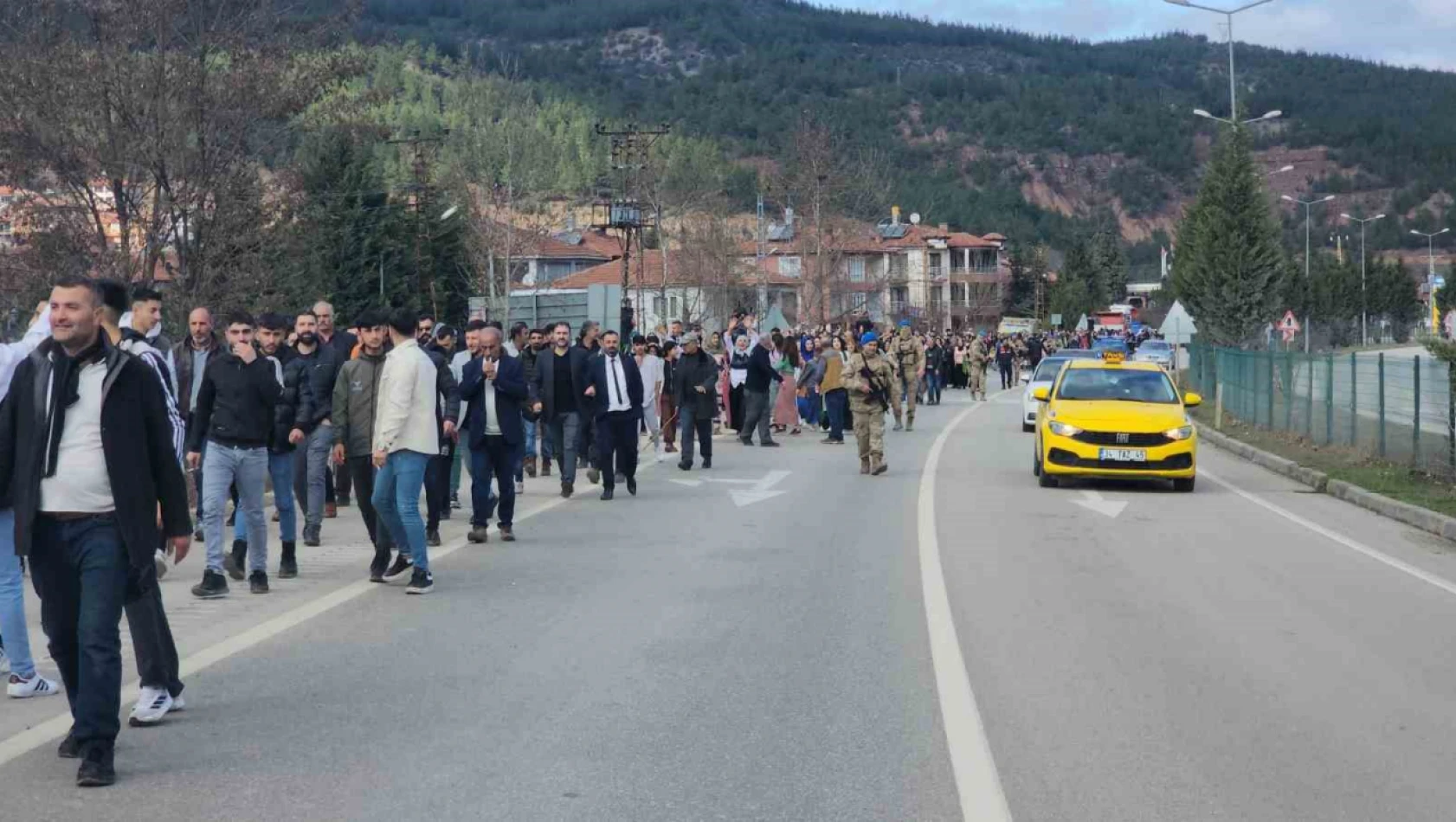 Yüzlerce kişi muhtar adayına destek için yürüdü