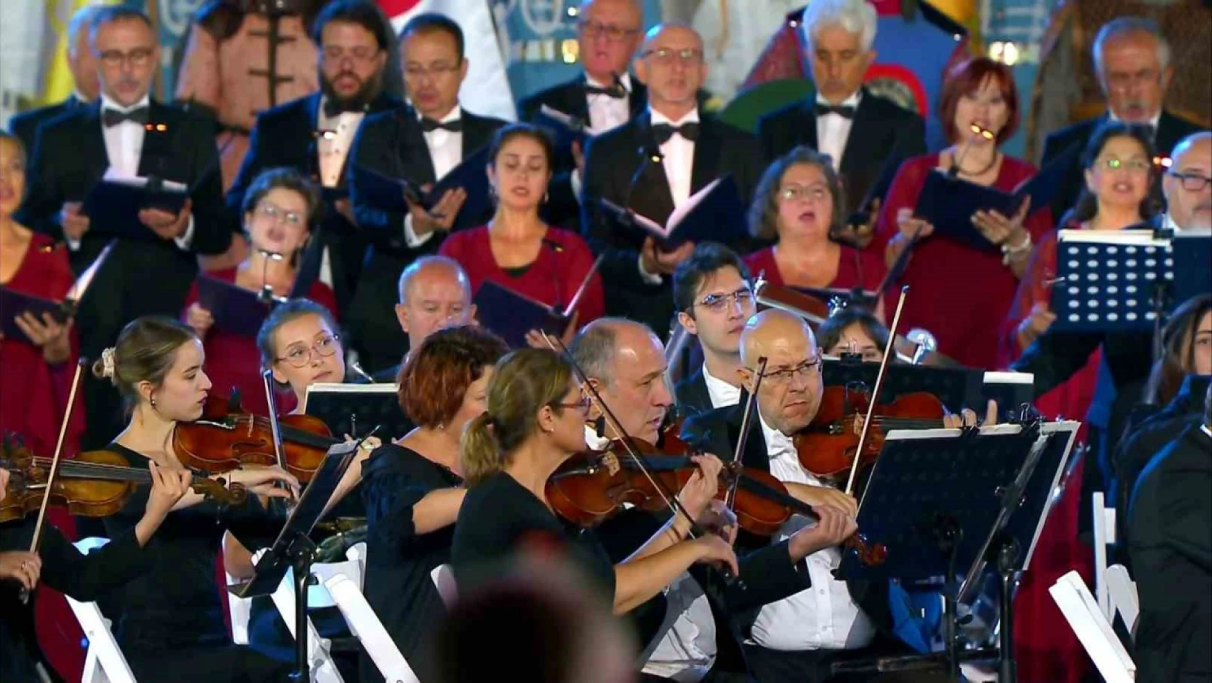 100'üncü Yıl Marşı bin 71 kişilik dev senfoni orkestrası ile ilan edildi