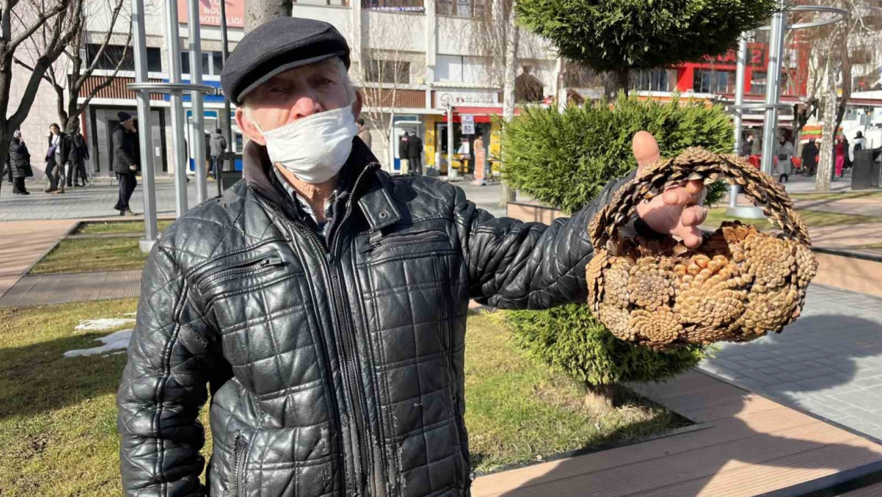 79 yaşında, elleriyle ördüğü kozalak sepetlerini sokaklarda satıyor