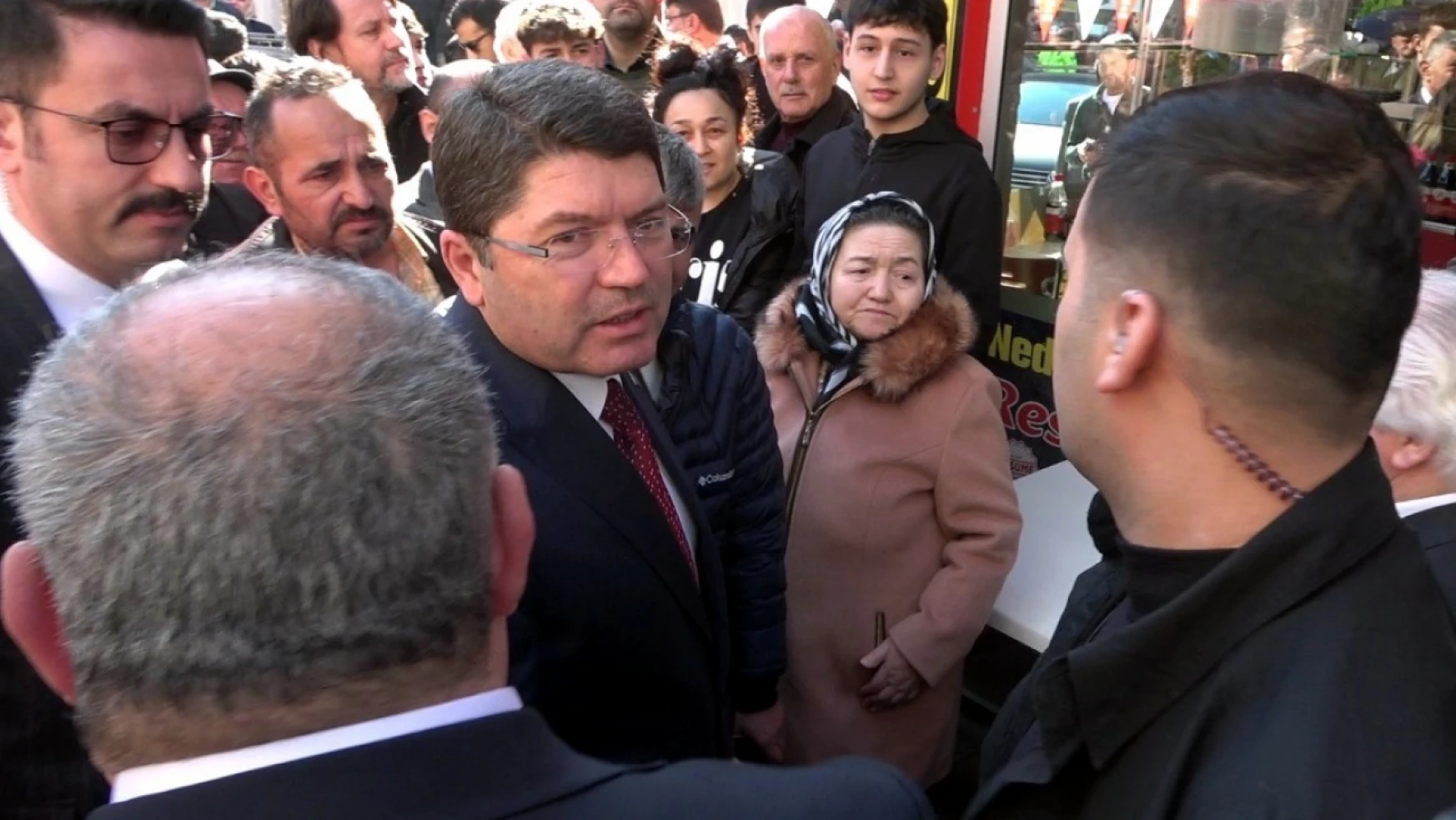 Adalet Bakanı Tunç'tan kıraathanedeki vatandaşlarla esprili sohbet