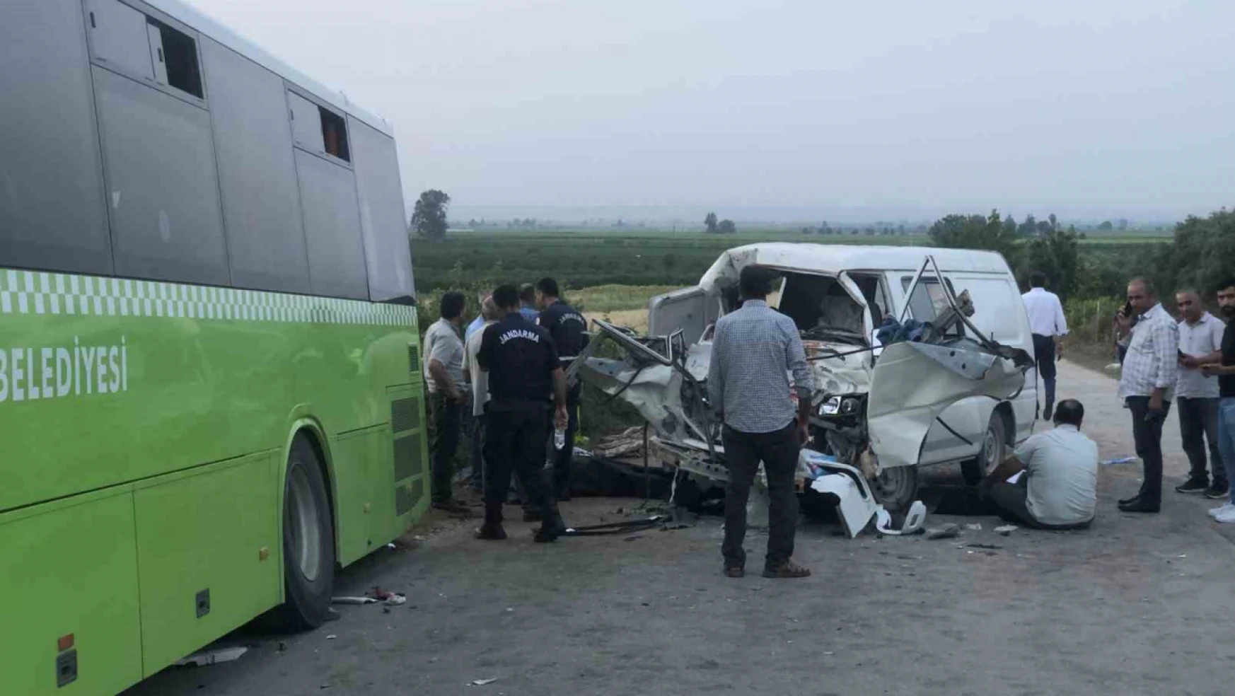 Adana'da belediye otobüs ile panelvan araç çarpıştı: 2 ölü, 10 yaralı