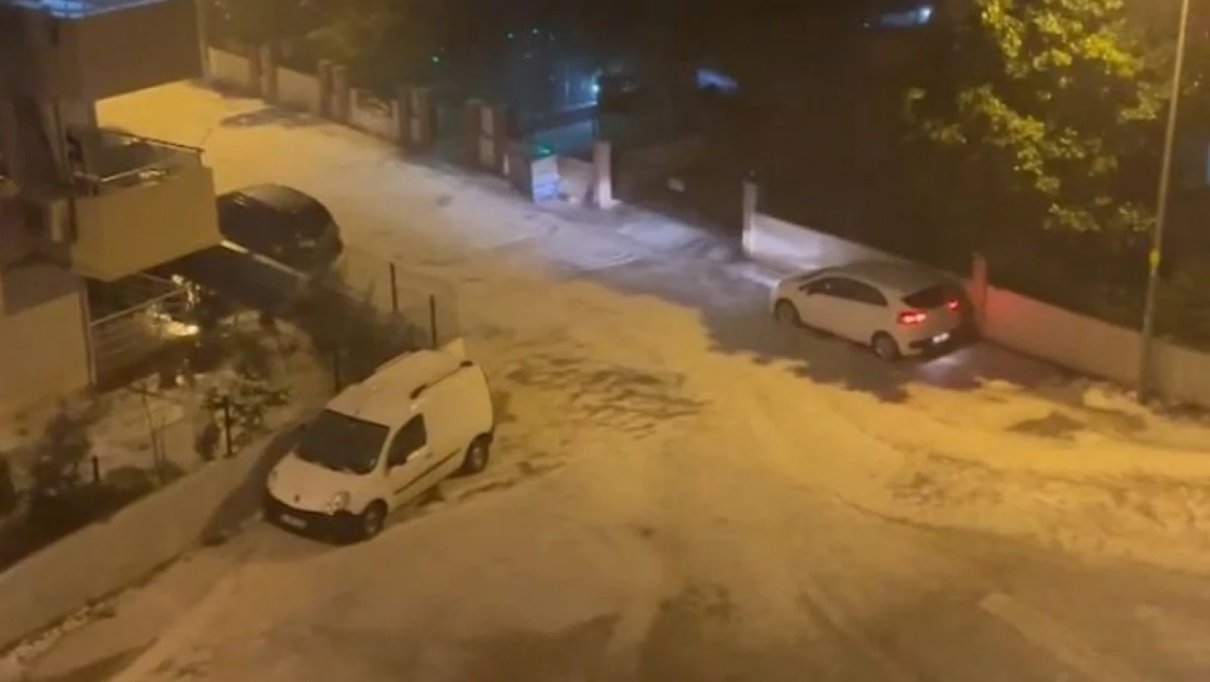 Antalya'da yağan dolu ile sokaklar beyaza büründü