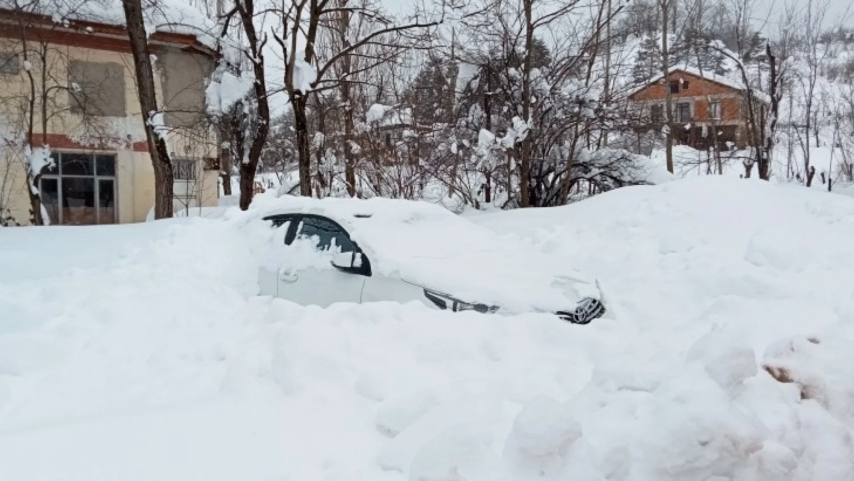 Araçlar karların altında kaldı