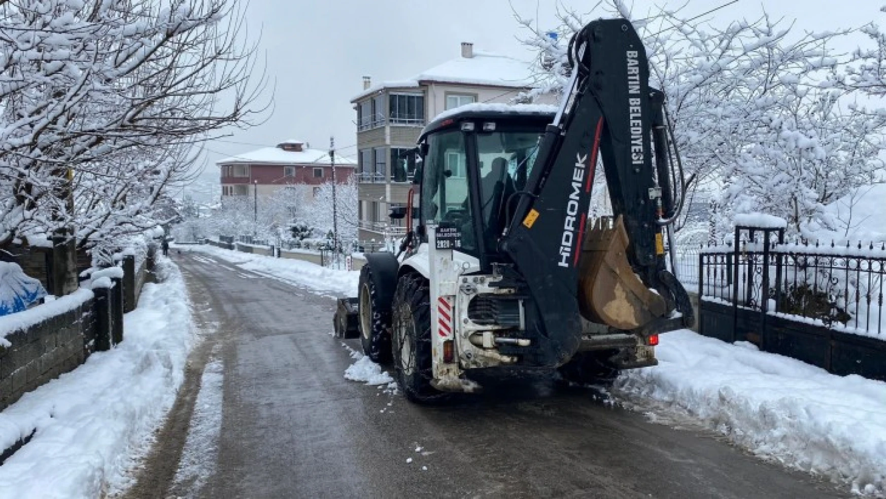 Bartın Belediyesi karla mücadeleye devam ediyor