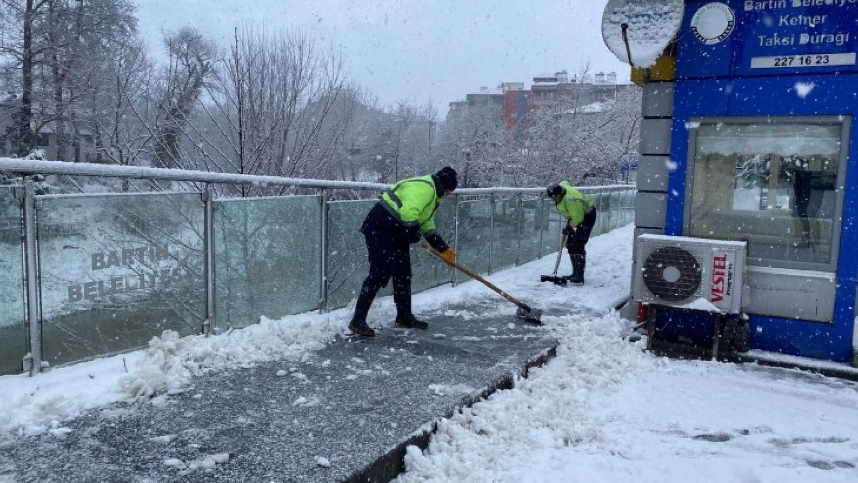 300 kişilik ekiple karla mücadele sürüyor